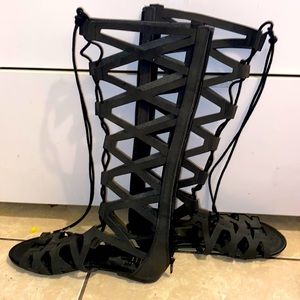 SHI BY JOURNEYS GLADIATOR SANDALS SIZE 6.5